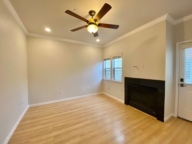 Building Photo - 140 Valley Oak Dr