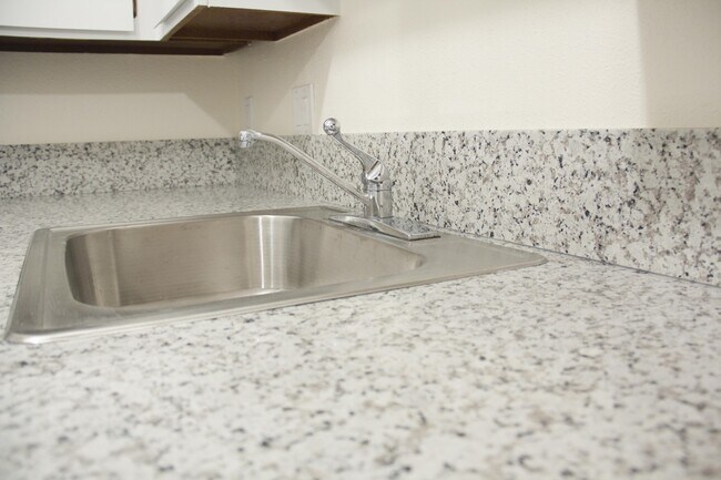 Building Photo - 2bed, hardwoods, granite, dishwasher, park...