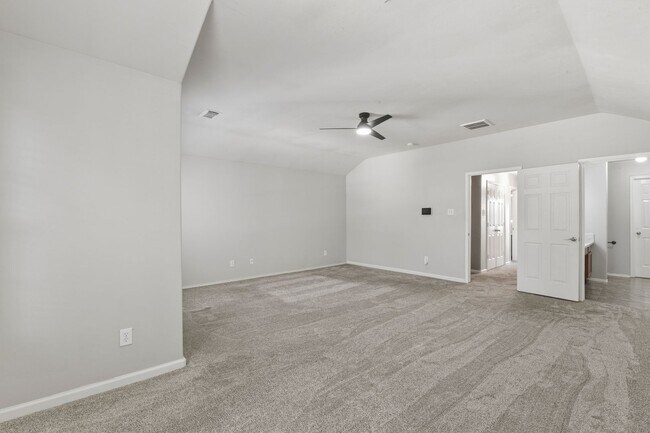 Building Photo - Stunning Corner Unit Townhome - Move-in special: Receive $100 off both your first and second mont...