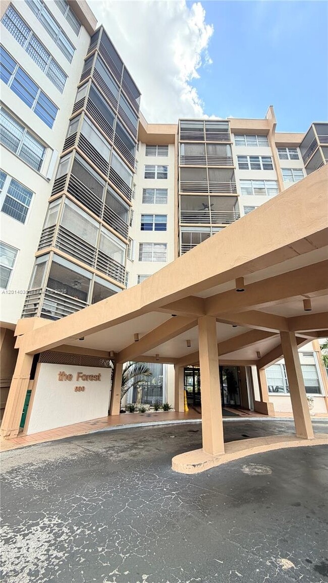 Building Photo - 900 St Charles Pl