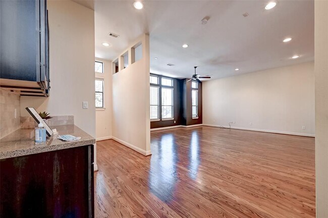 Building Photo - 5211 Eigel St