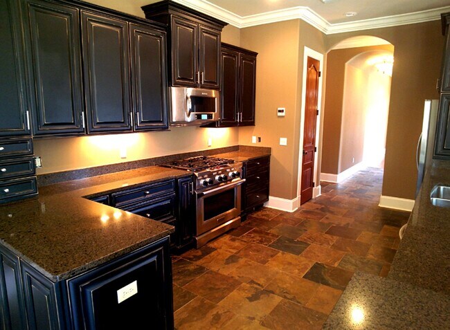 Building Photo - 4 Bedroom Luxury Townhome - Great Location