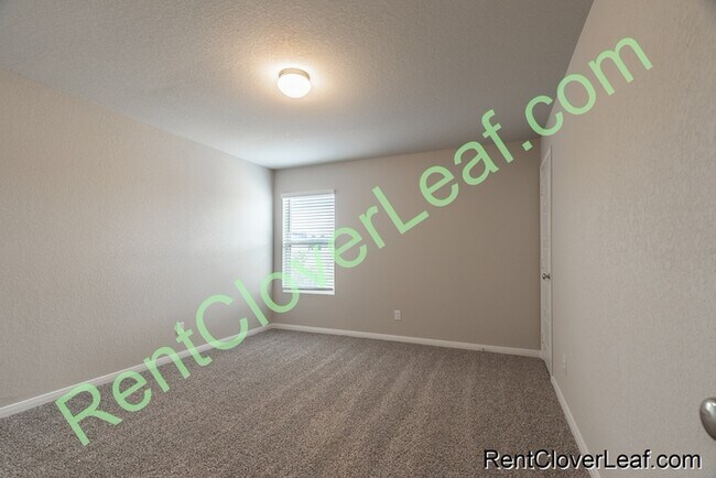 Building Photo - Available Now: 5 bed 3 Full bath