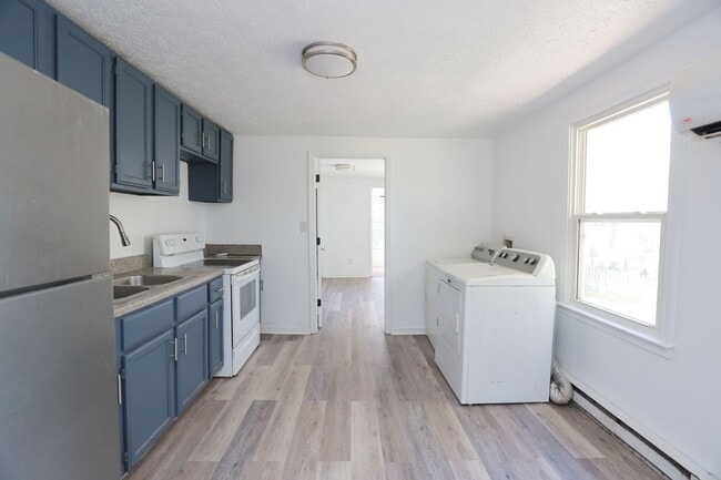 Building Photo - *MOVE IN SPECIAL*-Charming & Fully Updated...
