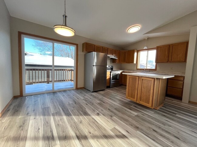 Building Photo - 5 Bed/2 Bath West Side Home!