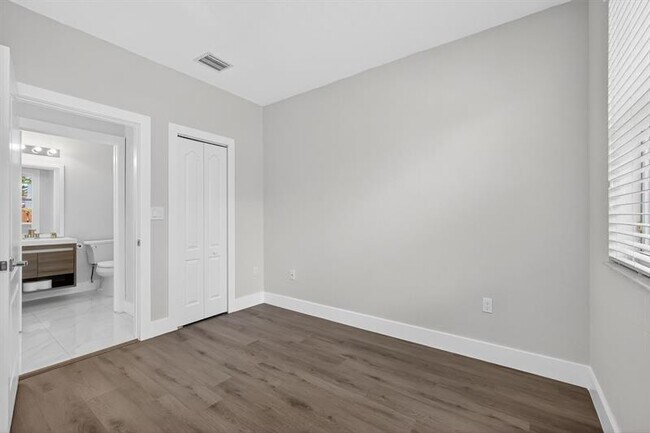 Building Photo - 981 SW 149th Ct