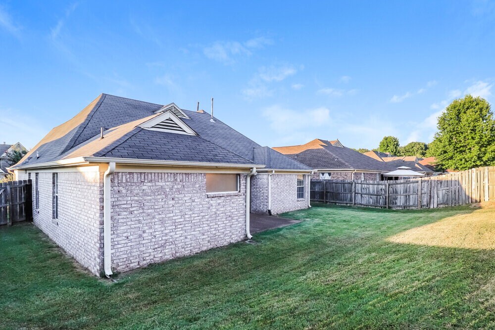 Building Photo - 10279 Green Moss Dr S