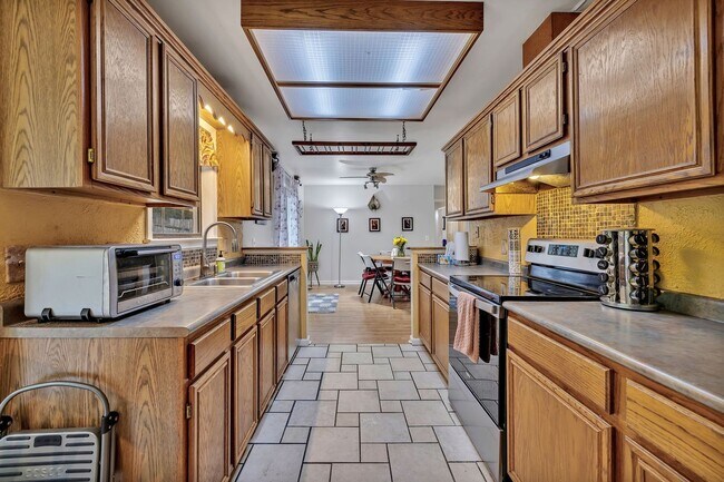 Building Photo - 3 bedroom/2 bathroom Home