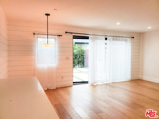 Building Photo - 11221 Hannum Ave