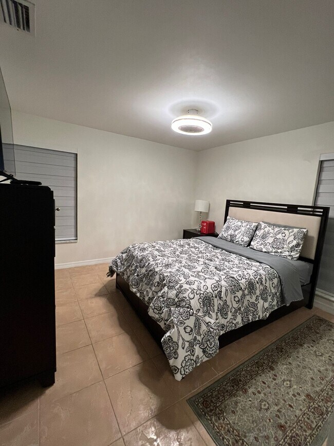 Building Photo - 1010 Hollywood Blvd