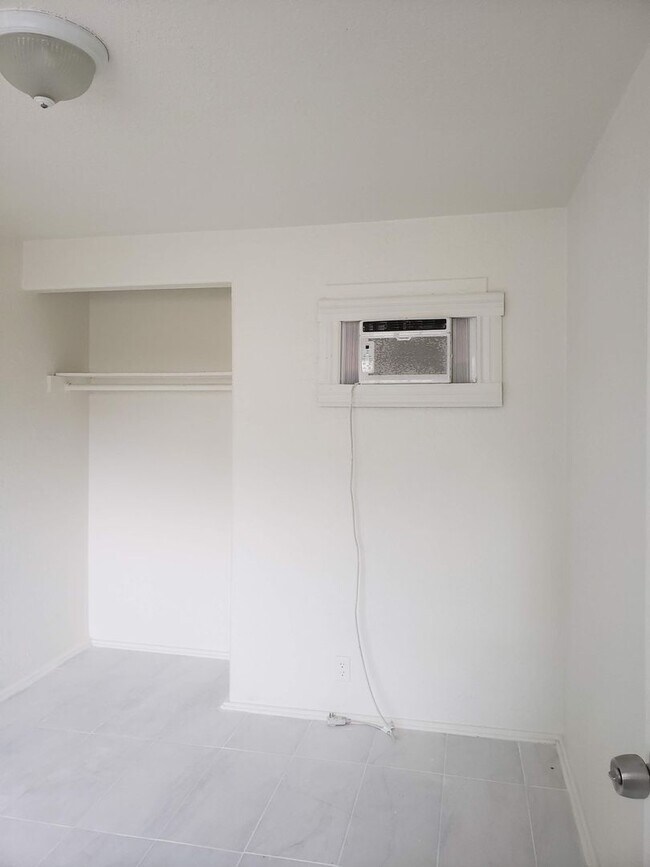 Building Photo - Bryant