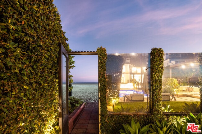 Building Photo - 972 Palisades Beach Rd