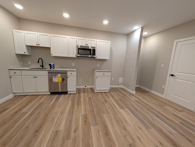 Building Photo - 4250 Lancaster Ave