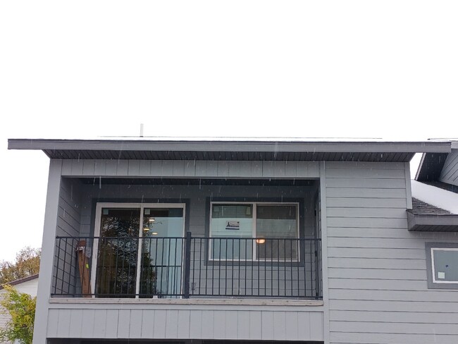 Building Photo - 204 11th Ave W