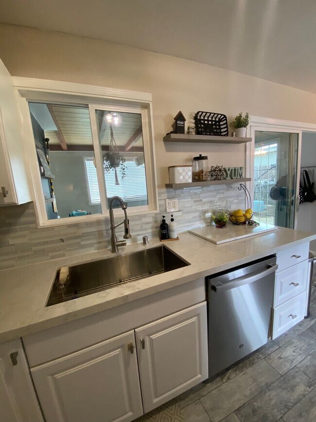 Building Photo - Gorgeous, Spacious 3 bed / 1 bath located near Encanto, San Diego!