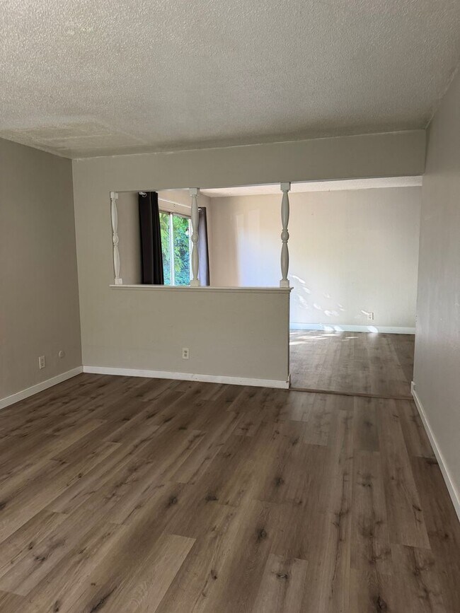 Building Photo - 3 bedroom 1 bath duplex