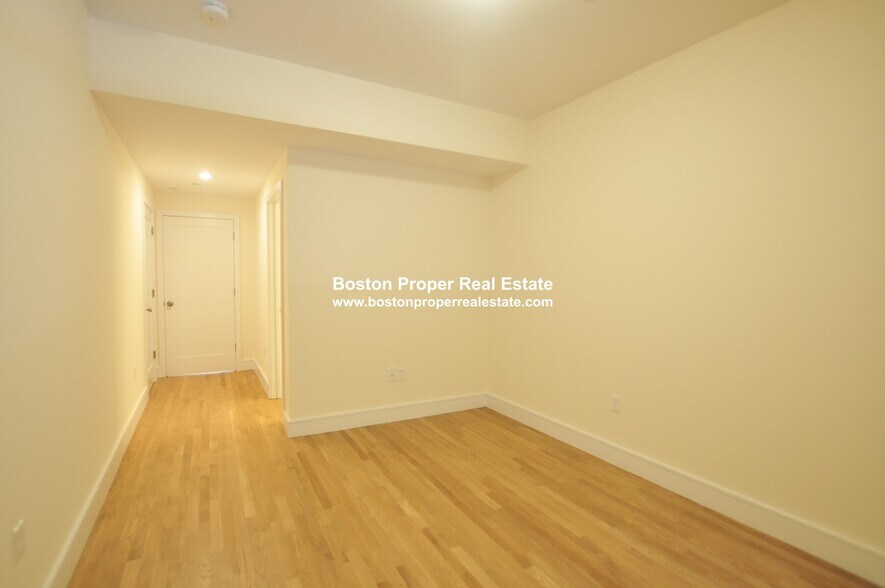 Building Photo - 877 Beacon St