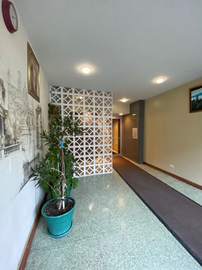 Building Photo - 5949 N Kenmore Ave