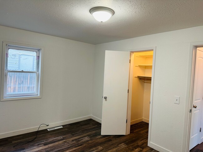 Building Photo - 4 bedroom, 1 bath. Pets Ok, Remodeled in 2...