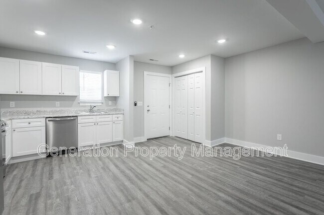 Building Photo - 5 Meadowbrook Dr W