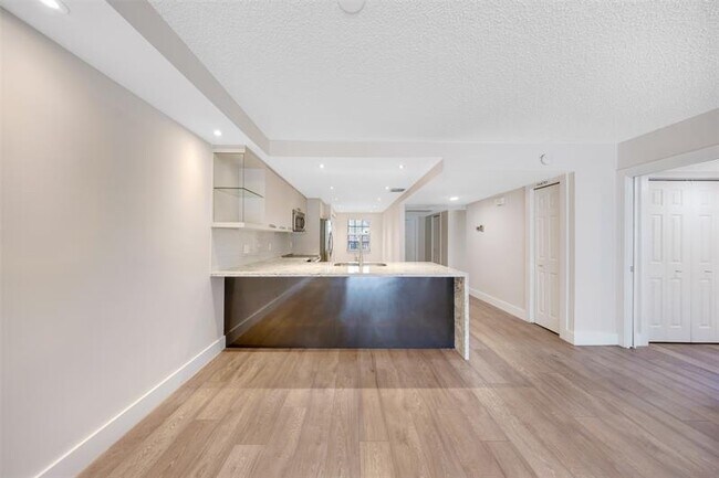 Building Photo - 800 E Cypress Ln