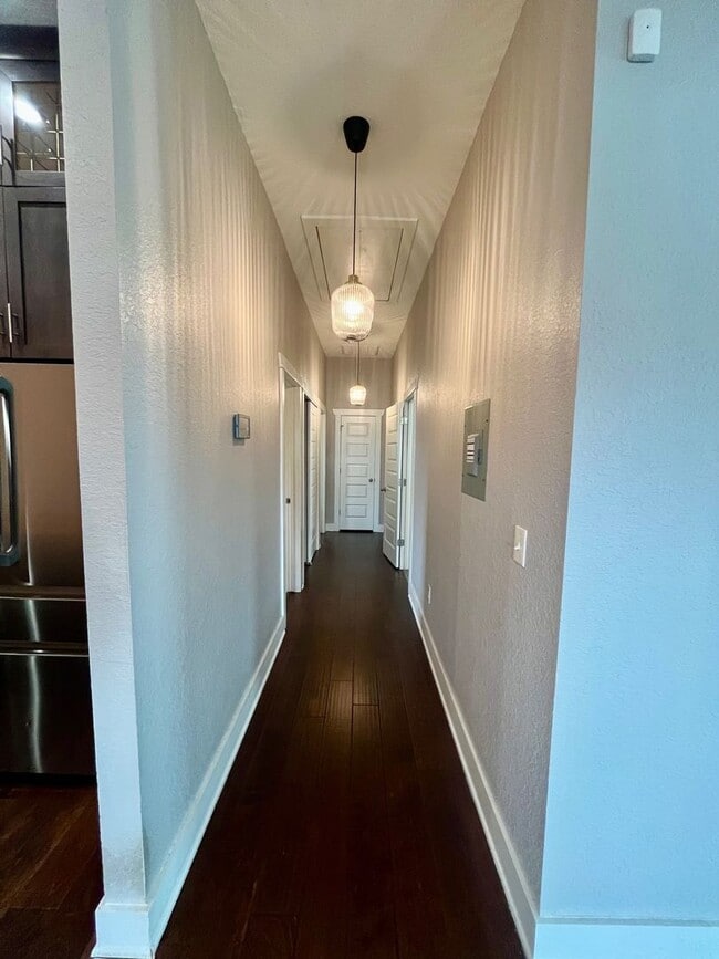 Building Photo - 3/2 Single Story Conveniently Located to D...