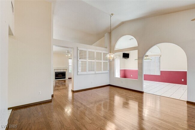 Building Photo - 114 E Tamarack Dr