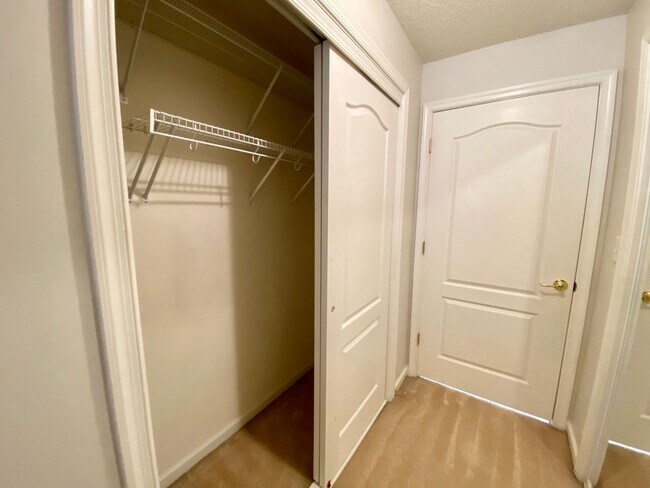 Building Photo - Super-Cute Condo! First Floor - 1-Story - Fenced Patio - Storage - Pet Friendly!