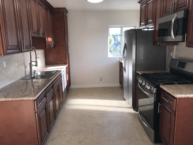 Building Photo - 1646 Livonia Ave