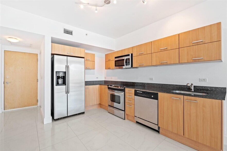 Building Photo - 350 S Miami Ave