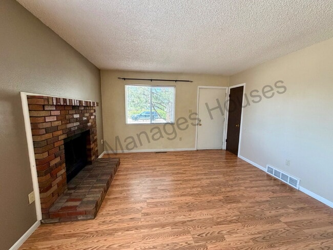 Building Photo - One Bedroom - Awesome Location!