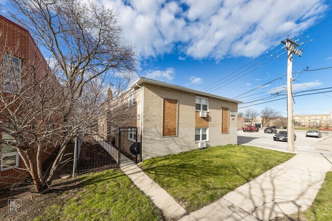 Building Photo - 1516 E 70th St