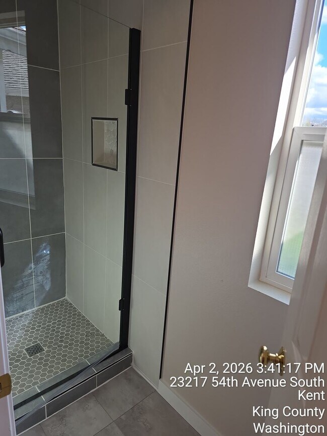 Building Photo - Kent Cypress Cove at the Lakes home - 3 bedroom 2.5 bath with 2 car garage - Available NOW.