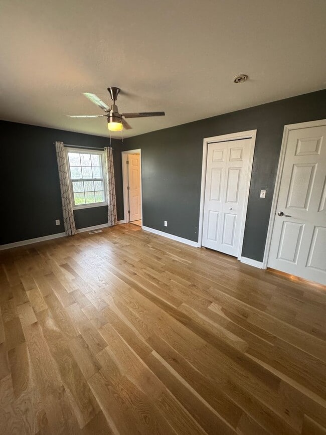 Building Photo - 3 bed, 2.5 bath home with spacious layout and oversized den/bonus room. Features include a fully ...