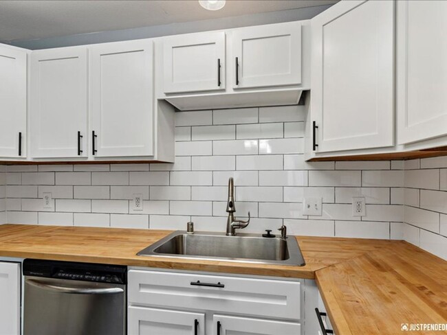Building Photo - Spacious & Updated 3 Bedroom Duplex Near M...