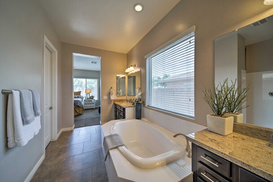 Building Photo - 18504 W Paradise Ln