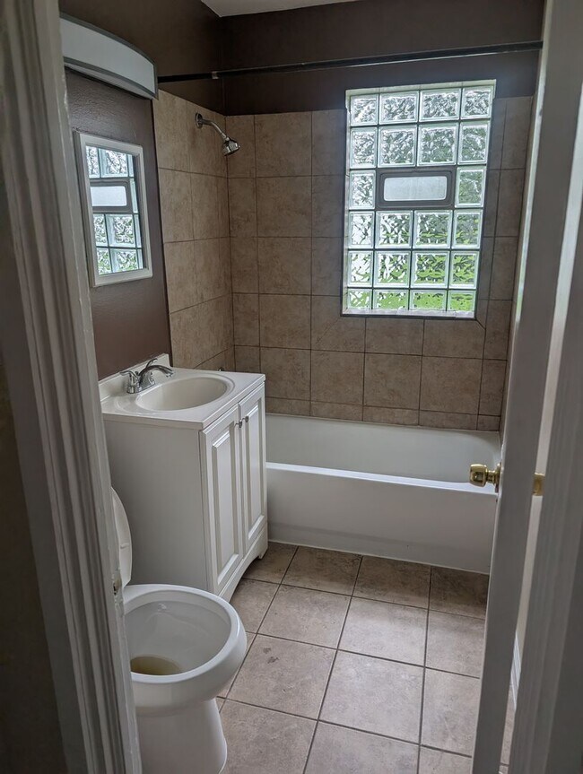 Building Photo - Charming 4 beds 1 bath in Euclid!