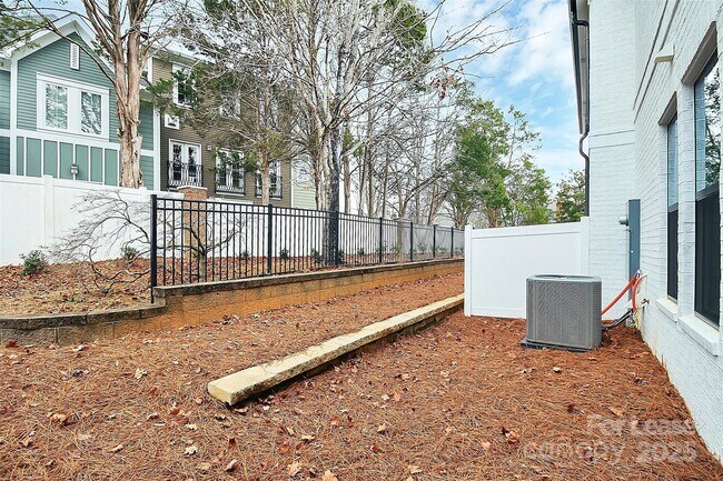 Building Photo - 6029 Mariemont Cir