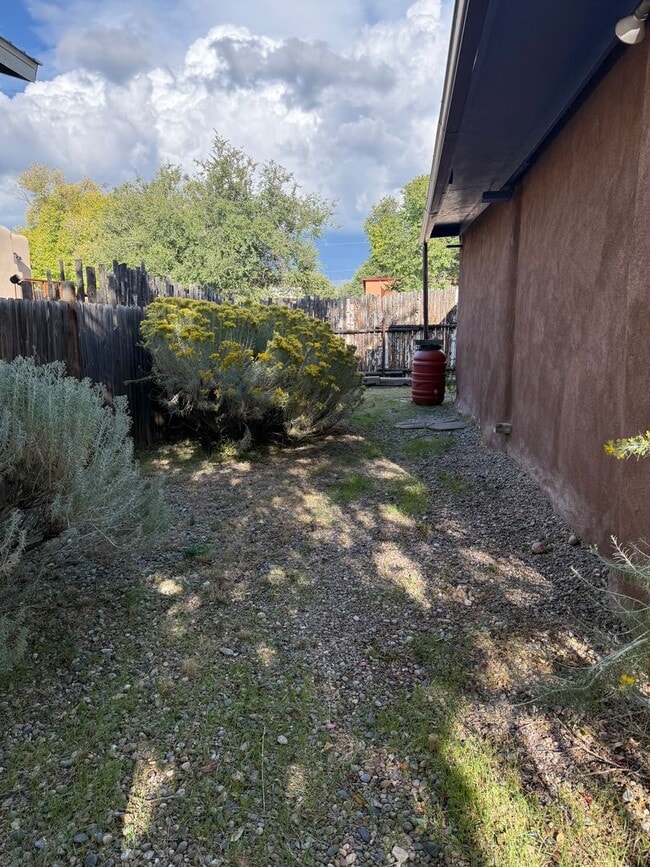 Building Photo - 949 Agua Fria St