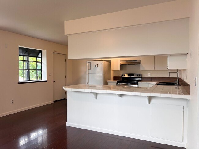 Building Photo - 1055 River St