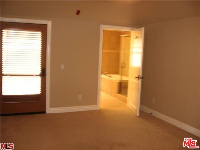 Building Photo - 1135 Rexford Dr