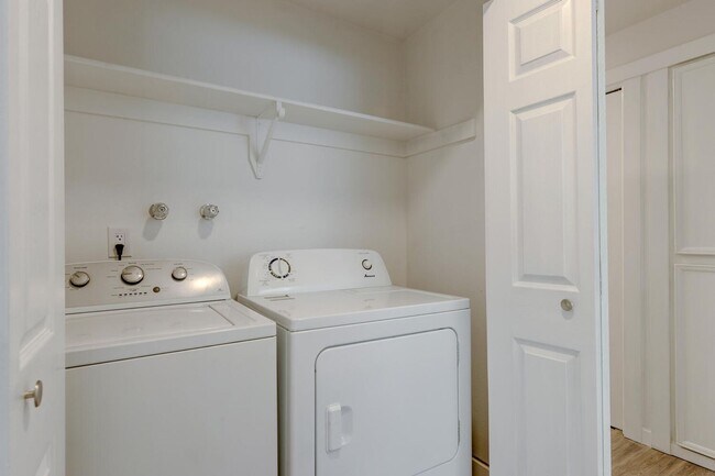 Building Photo - Newly Renovated Townhouse - Pet Friendly!!