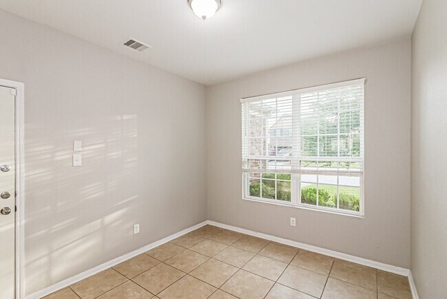 Building Photo - 17818 Aveleigh Ln