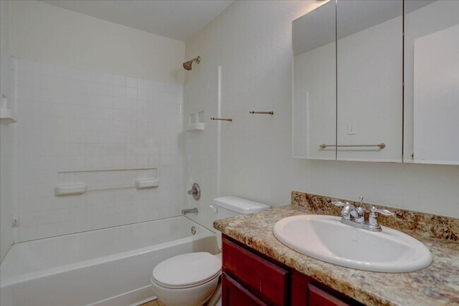 Building Photo - 2+ bedrooms 2.5 bathrooms