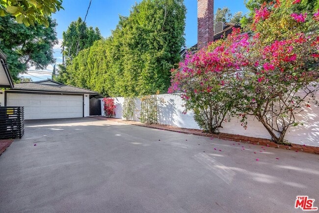 Building Photo - 629 N Rexford Dr