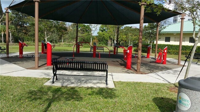 Building Photo - 2950 N Palm Aire Dr