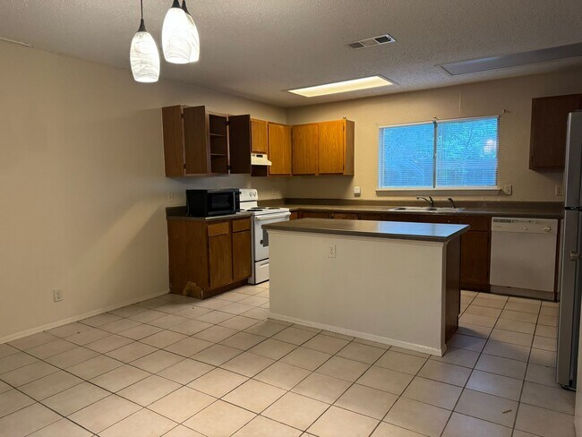 Building Photo - 8251 Sunshine Trail Dr