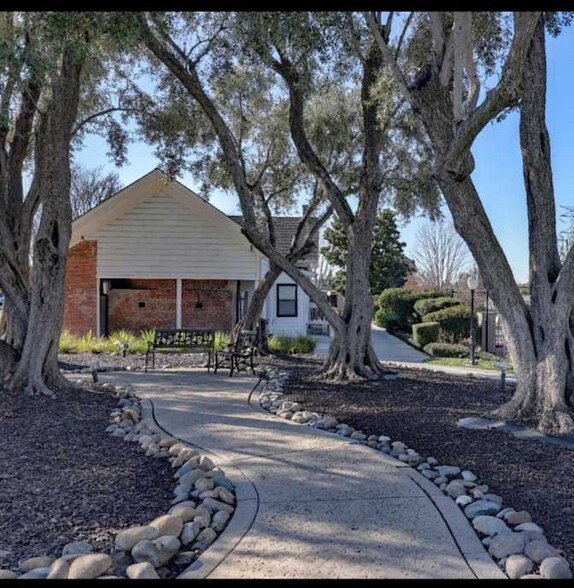 Building Photo - 141 Kaseberg Dr