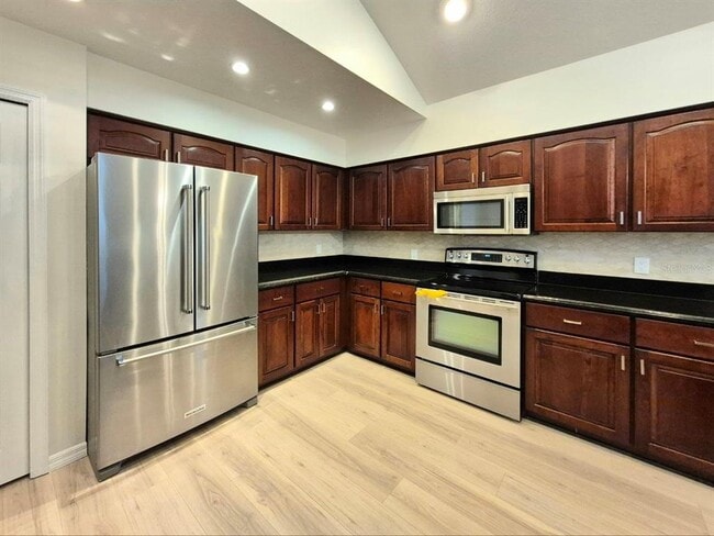 Building Photo - 2214 Green Oaks Ln