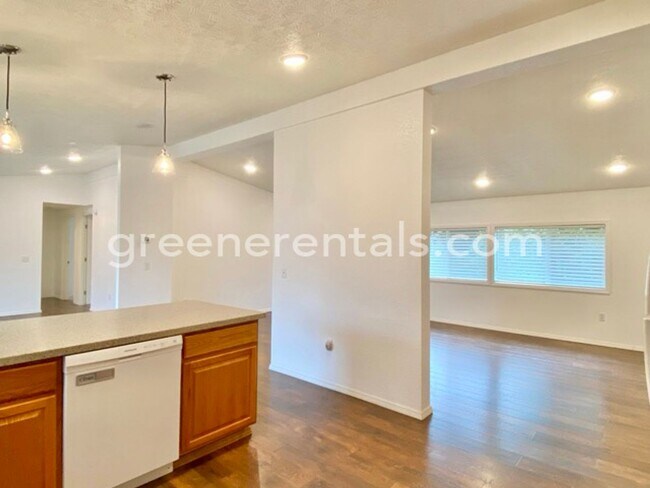 Building Photo - 6733 5th Ct SE